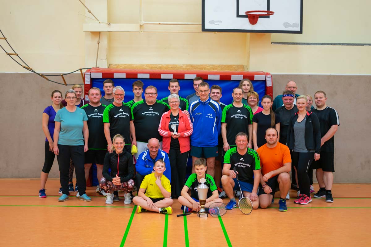 Gruppenfoto aller Teilnehmer des Flechtinger Familienturnier 2019 ausgerichtet vom Flechtinger SV - 14. Flechtinger Familienturnier 2019 - Badminton Flechtingen