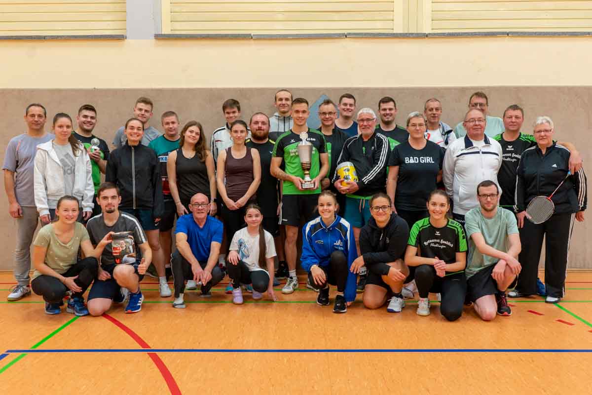 Gruppenfoto aller Teilnehmer des Flechtinger Familienturnier 2023 - 17. Flechtinger Familienturnier 2023 - Badminton Flechtingen